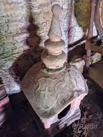 Antico comignolo milanese in terracotta con stemma