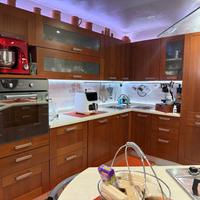 Cucina con penisola ed elettrodomestici