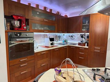 Cucina con penisola ed elettrodomestici