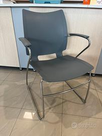 Sedia in polipropilene con telasio a slitta cromto