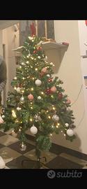 Albero di natale con luci e decorazioni