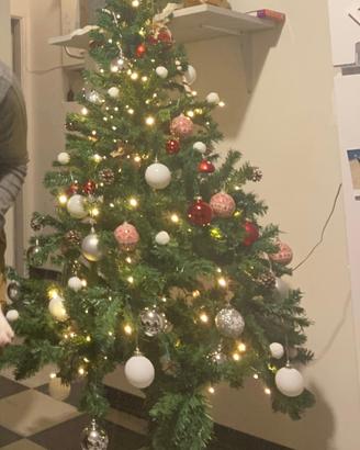 Albero di natale con luci e decorazioni