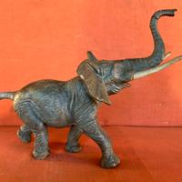 Grosso elefante in gesso no chialu confalonieri