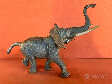 Grosso elefante in gesso no chialu confalonieri