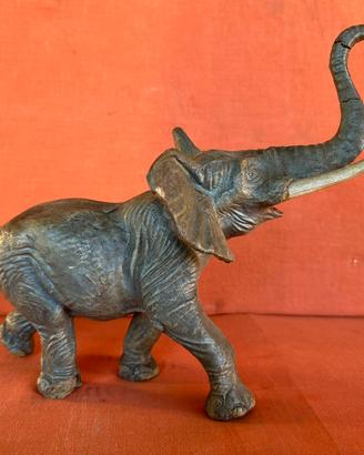Grosso elefante in gesso no chialu confalonieri