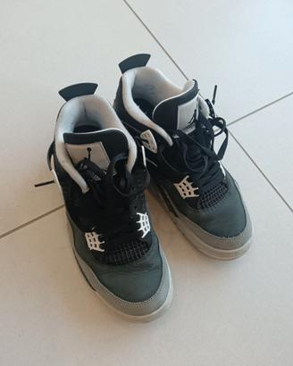 Air Jordan 4 Colore Nero/Verde Militare