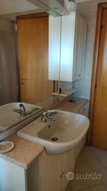 mobile bagno in legno e marmo con specchio 