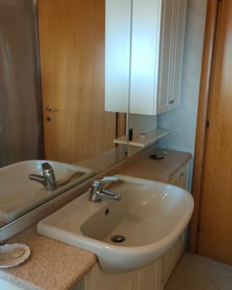 mobile bagno in legno e marmo con specchio 