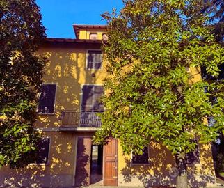 Villa di 800 m² con più di 5 locali e box auto a C