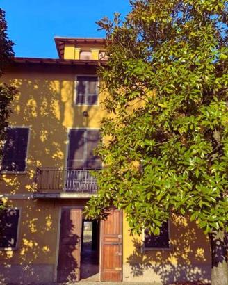 Villa di 800 m² con più di 5 locali e box auto a C