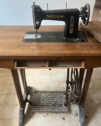 Macchina da cucire vintage Necchi