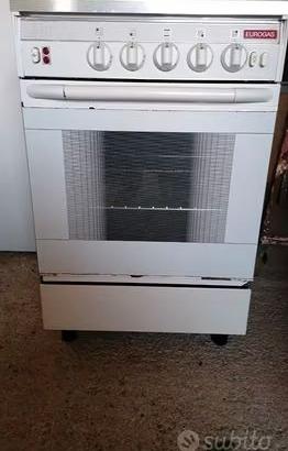 Cucina 4 fuochi a metano con forno elettrico
