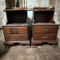 Due comodini in legno massello