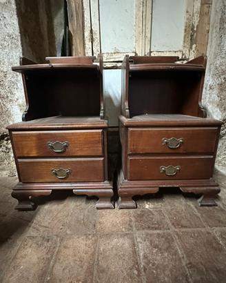 Due comodini in legno massello