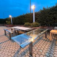 Tavoli in struttura di ferro e base vetro