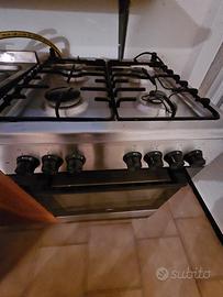 Cucina a gas con forno. Lavastoviglie.  Frigorifer