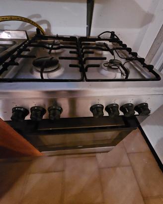 Cucina a gas con forno. Lavastoviglie.  Frigorifer
