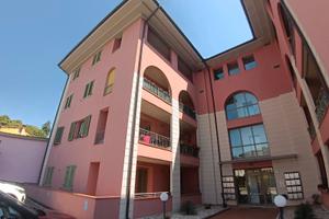 TRILOCALE con AMPIA LOGGIA, POSTO AUTO e CANTINA
