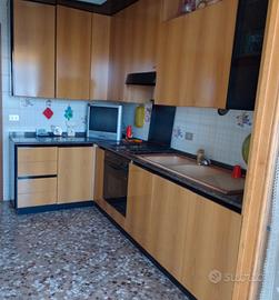 cucina con elettrodomestici