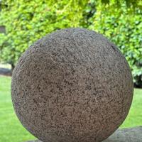 Sfera in pietra decorativa da giardino