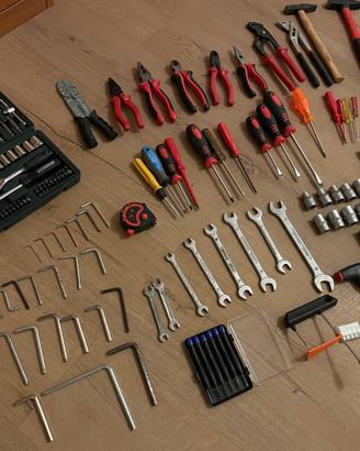 PACCHETTO COMPLETO DI UTENSILI FAI DA TE CON BORSA