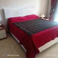 Letto matrimoniale e comodini 