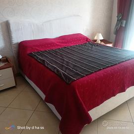 Letto matrimoniale e comodini 