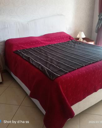 Letto matrimoniale e comodini 