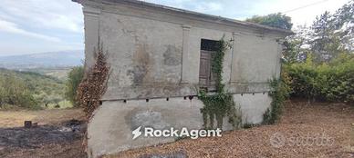 Rustico / Casale di 6000 m² con 2 locali a Civitaq