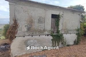 Rustico / Casale di 6000 m² con 2 locali a Civitaq