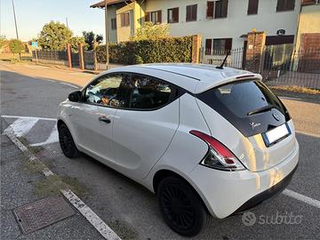 Lancia Ypsilon 1.0 firefly hybrid Silver s&s 69cv