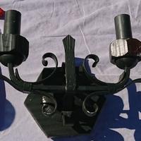 Antico applique in ferro battuto e legno