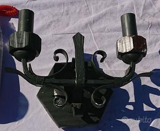 Antico applique in ferro battuto e legno