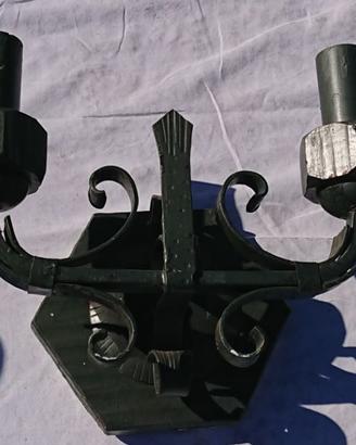 Antico applique in ferro battuto e legno