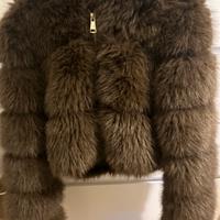 Pelliccia marrone con cappuccio