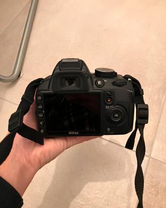 Reflex Nikon D3100 con custodia