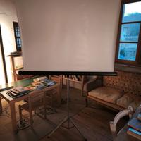 Asta e telo proiettore con treppiede richiudibile