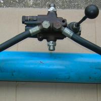 Cilindro pistone idraulico con distributore