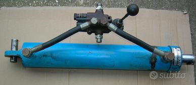 Cilindro pistone idraulico con distributore