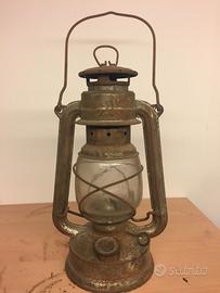 Antica lampada a petrolio/olio