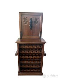 Credenza in legno con stappabottiglie integrato