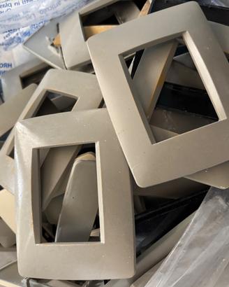 Placche, supporti e interruttori elettrici Gewiss