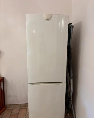 Frigorifero conbinato con congelatore indesit