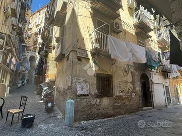 2 LOCALI A NAPOLI