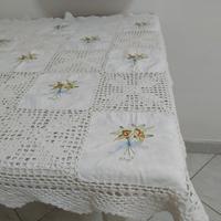 Tovaglia da te ricamata e all'uncinetto