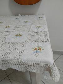Tovaglia da te ricamata e all'uncinetto