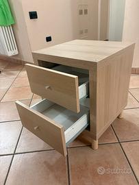 Comodino con cassetti