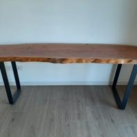 Tavolo in legno massello con gambe in ferro