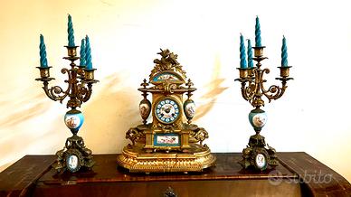 Orologio con candelabri