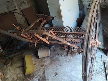 Vecchio rastrellone da fieno